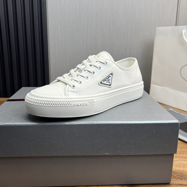 프라다 다운타운 브러시드 가죽 스니커즈 화이트