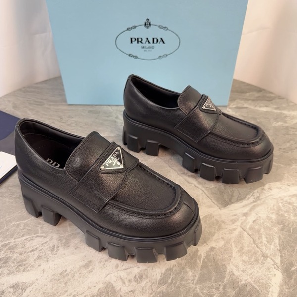 프라다 모놀리스 레더 로퍼