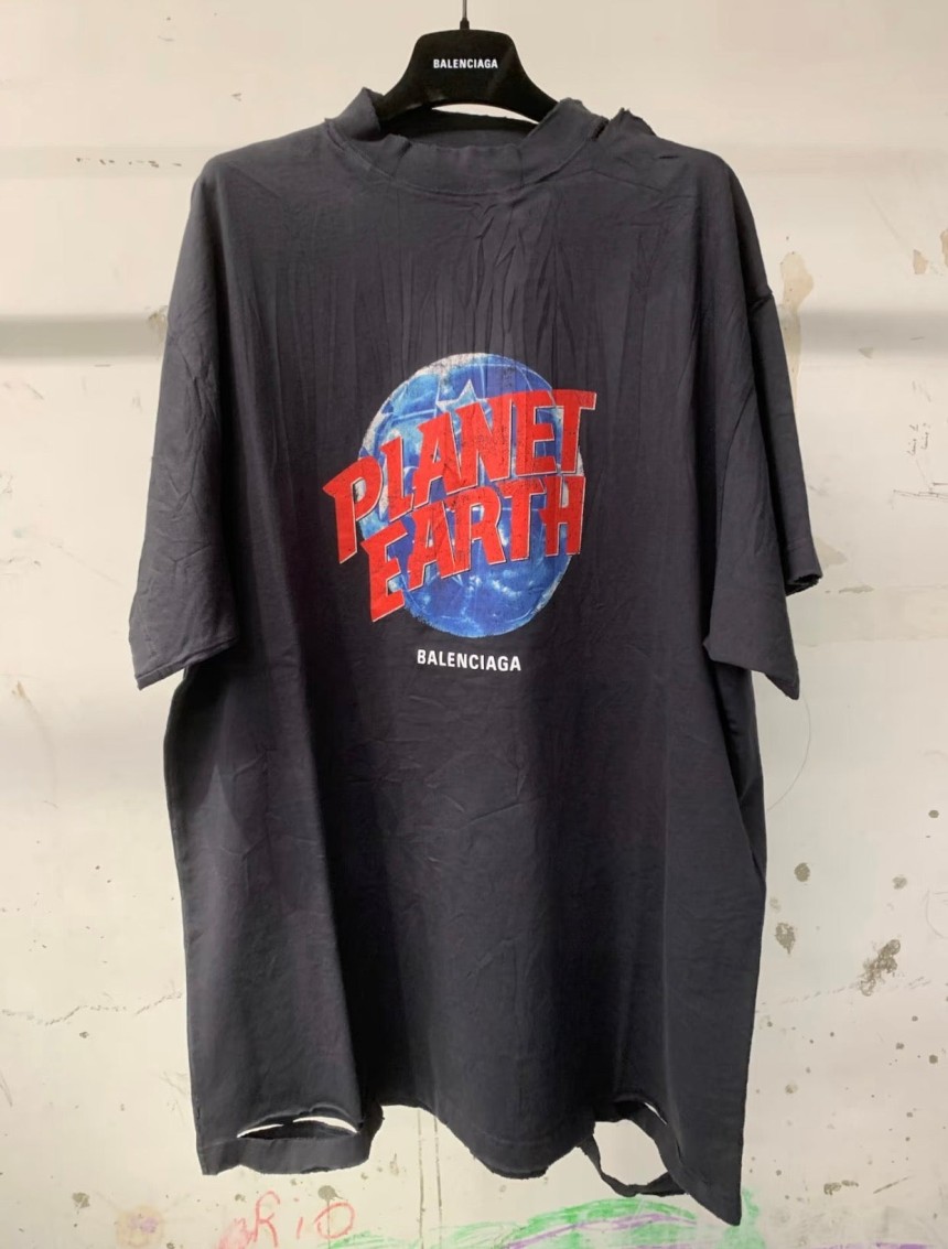 발렌시아가 플래닛 어스 티셔츠