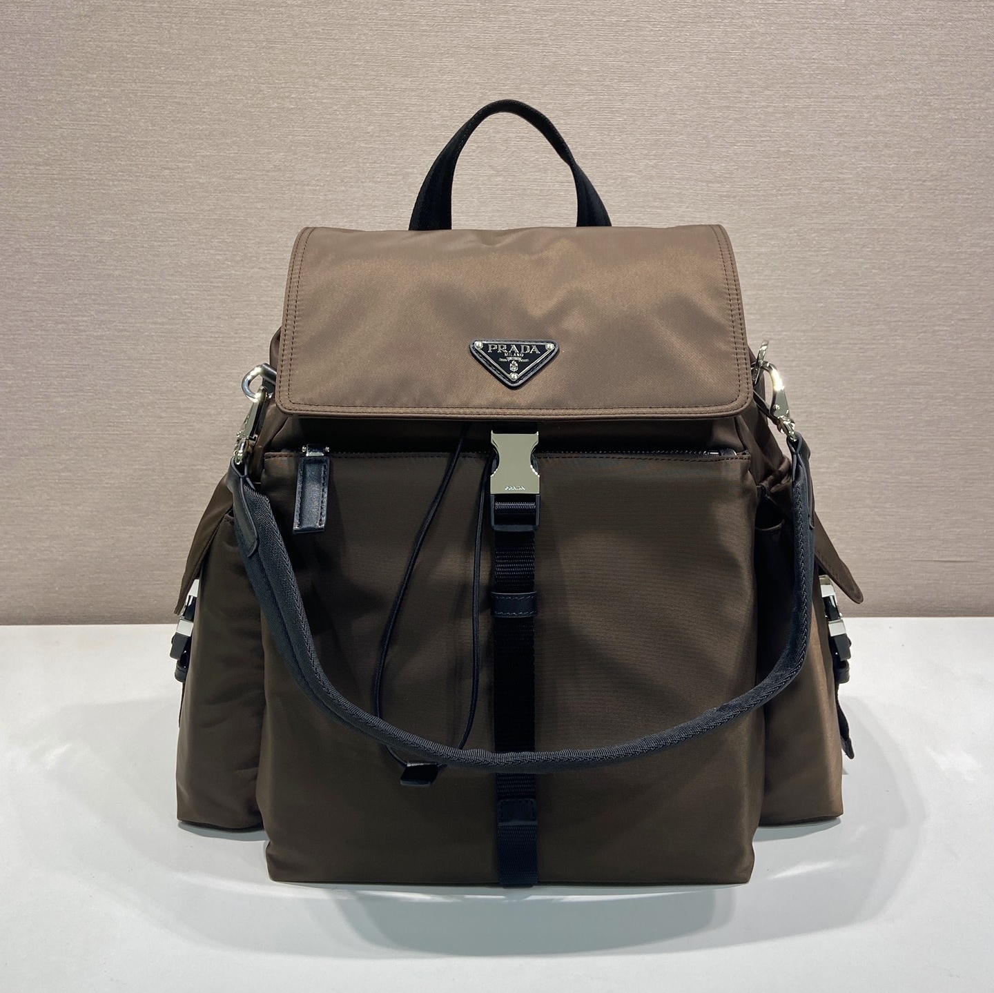 프라다 익스플로어 나일론 백팩 2VZ118