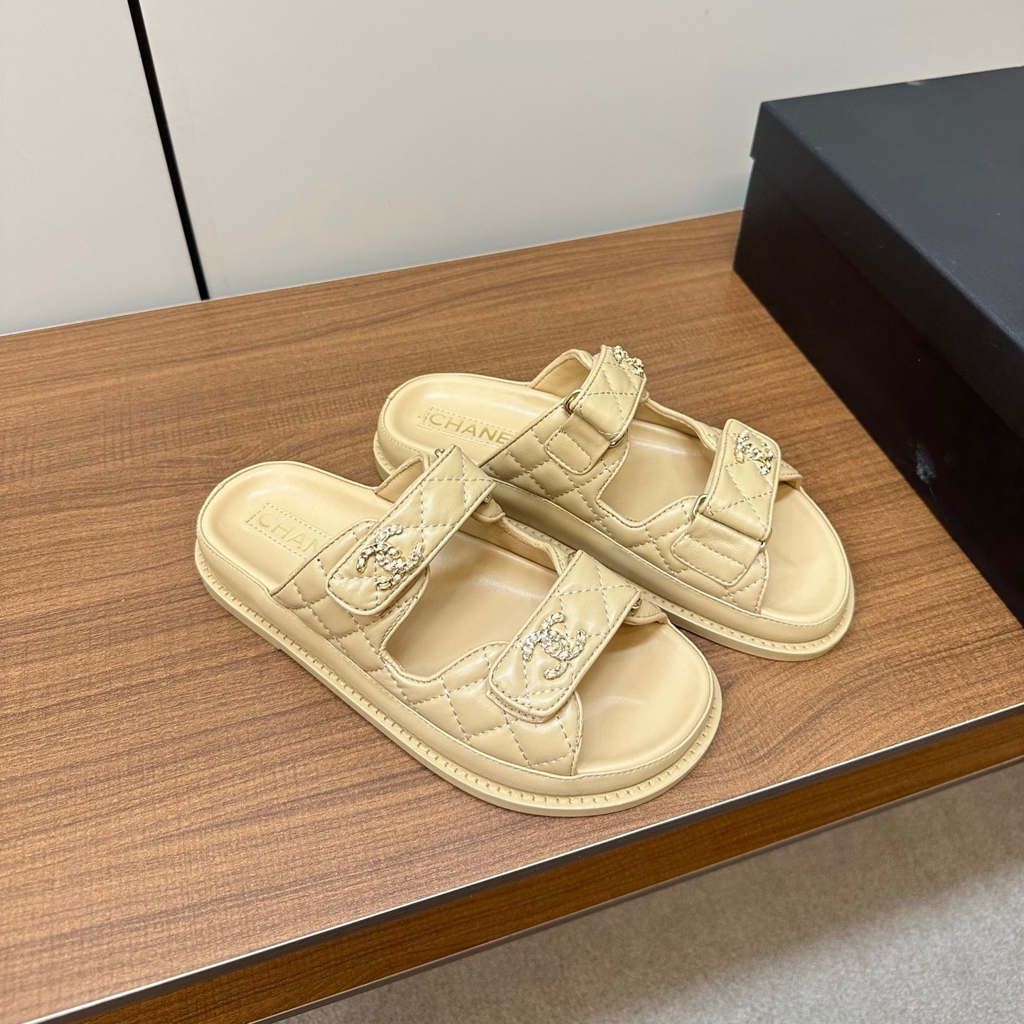 샤넬 벨크로 뮬 슬리퍼