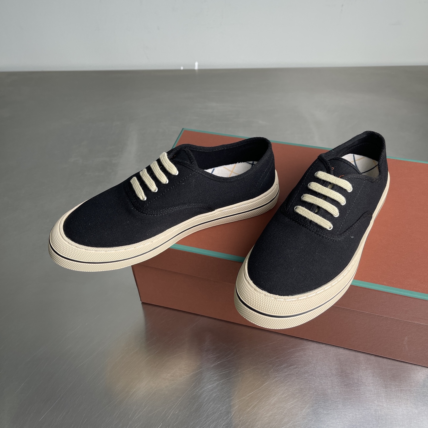 로로피아나 낸터켓 워크 스니커즈