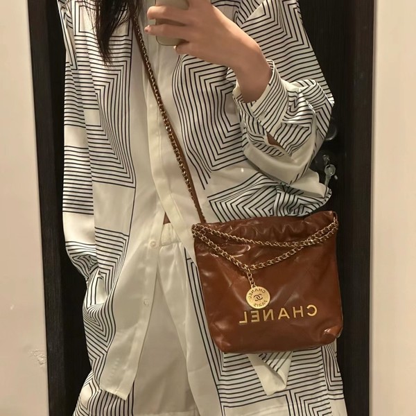 샤넬 22백 미니 카프스킨 다크 브라운