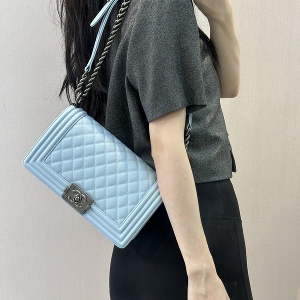 샤넬 보이백 미디움 캐비어 보이백 은장