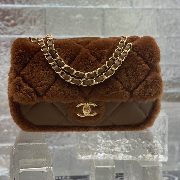 샤넬 최신상 시어링 랩스킨 플립백 23cm