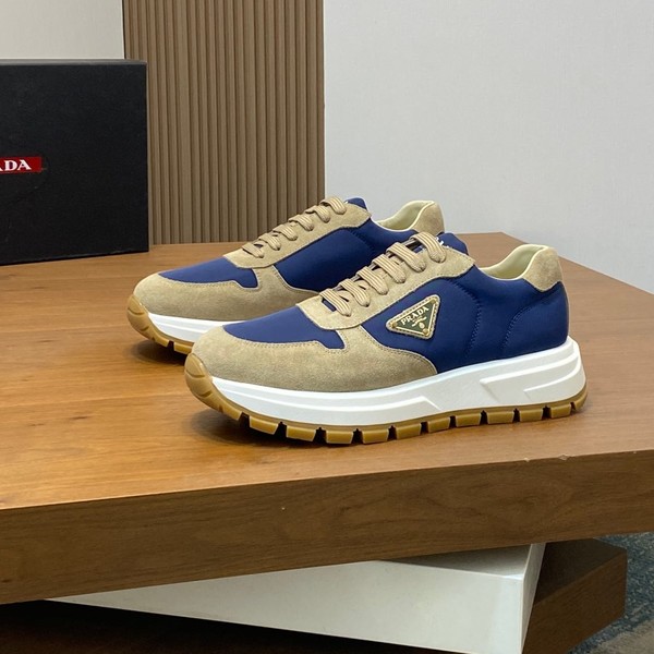 프라다 프랙스 01 가죽 스니커즈