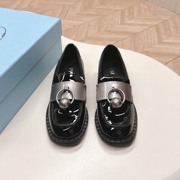 프라다 브러쉬드 페이던트 로퍼