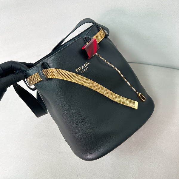 프라다 25ss 버클 숄더 백 1BE085