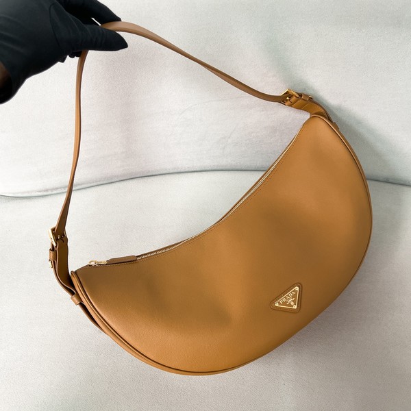 프라다 드뮈룬 하프문 레더 라지 숄더백 1BC255