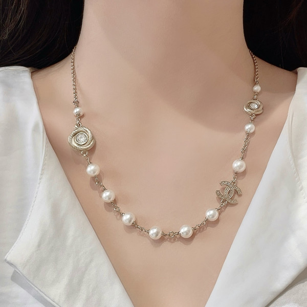 샤넬 25FW CC로고  퍼 크리스탈 목걸이