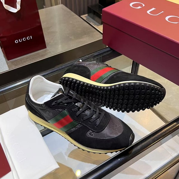 구찌 리-모션 스웨이드 스니커즈