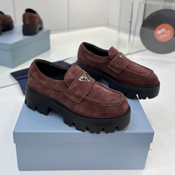 프라다 브러시드 레더 로퍼