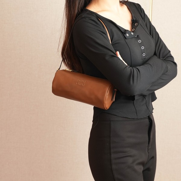 미우미우 나파 가죽 파우치 숄더 5NE851