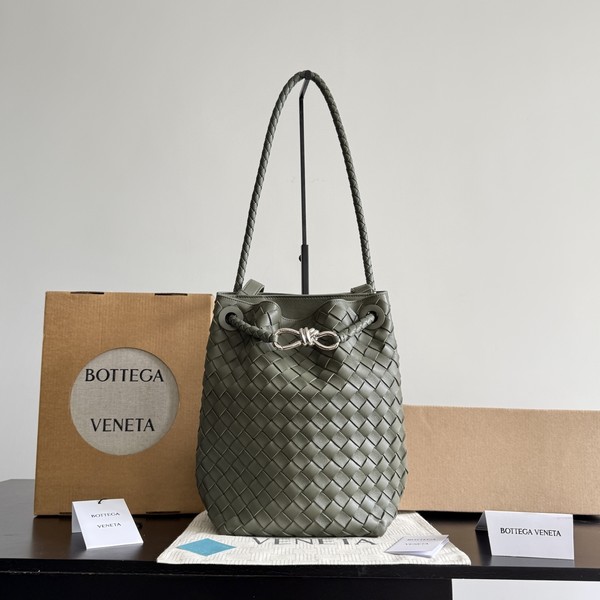 보테가베네타 안다이모 스몰 버킷백 폰단트 855759