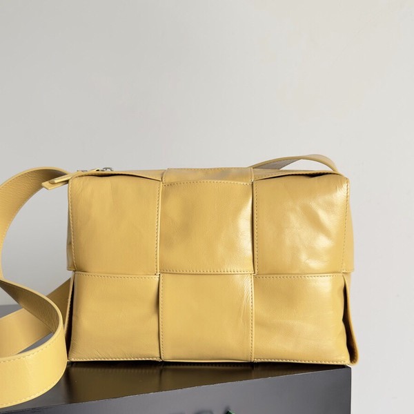 보테가베네타 아르코 카메라백 버터