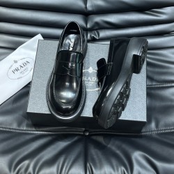 프라다  로퍼로  브러쉬드 블랙