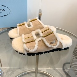 프라다 스웨이드 스트랩 시어링 베이지