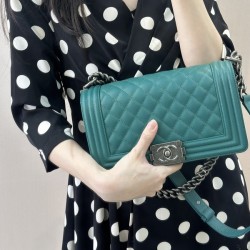 샤넬 보이백 미디움 캐비어 보이백 은장