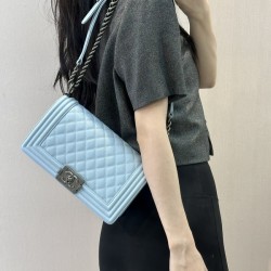 샤넬 보이백 미디움 캐비어 보이백 은장