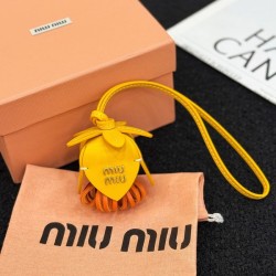 미우미우 키링 백참 가죽 트릭 옐로우