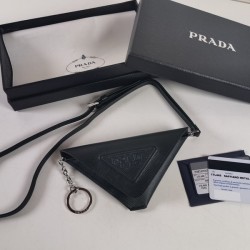 프라다 삼각 로고 사피아노 레더 키체인 트릭