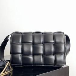 보테가베네타 토프 패디드 카세트백 블랙 금장