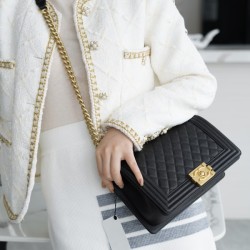 샤넬 보이백 미디움 카프스킨 보이백 블랙 골드